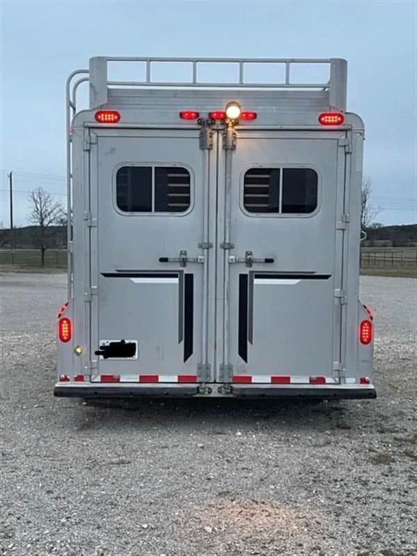 8c6725833cf7-1.webp 1999 Elite Custom 3 Horse Float
